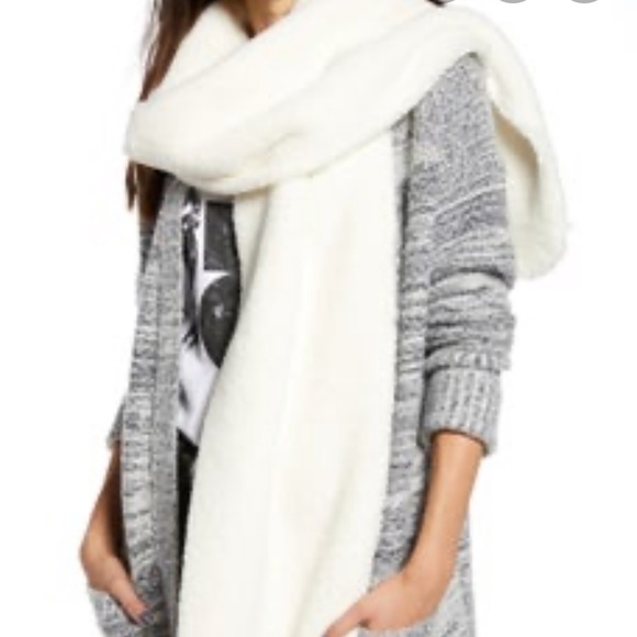 Treasure & Bond Accessories - TREASURE & BOND  FAUX SHEARLING STOLE IN IVORY